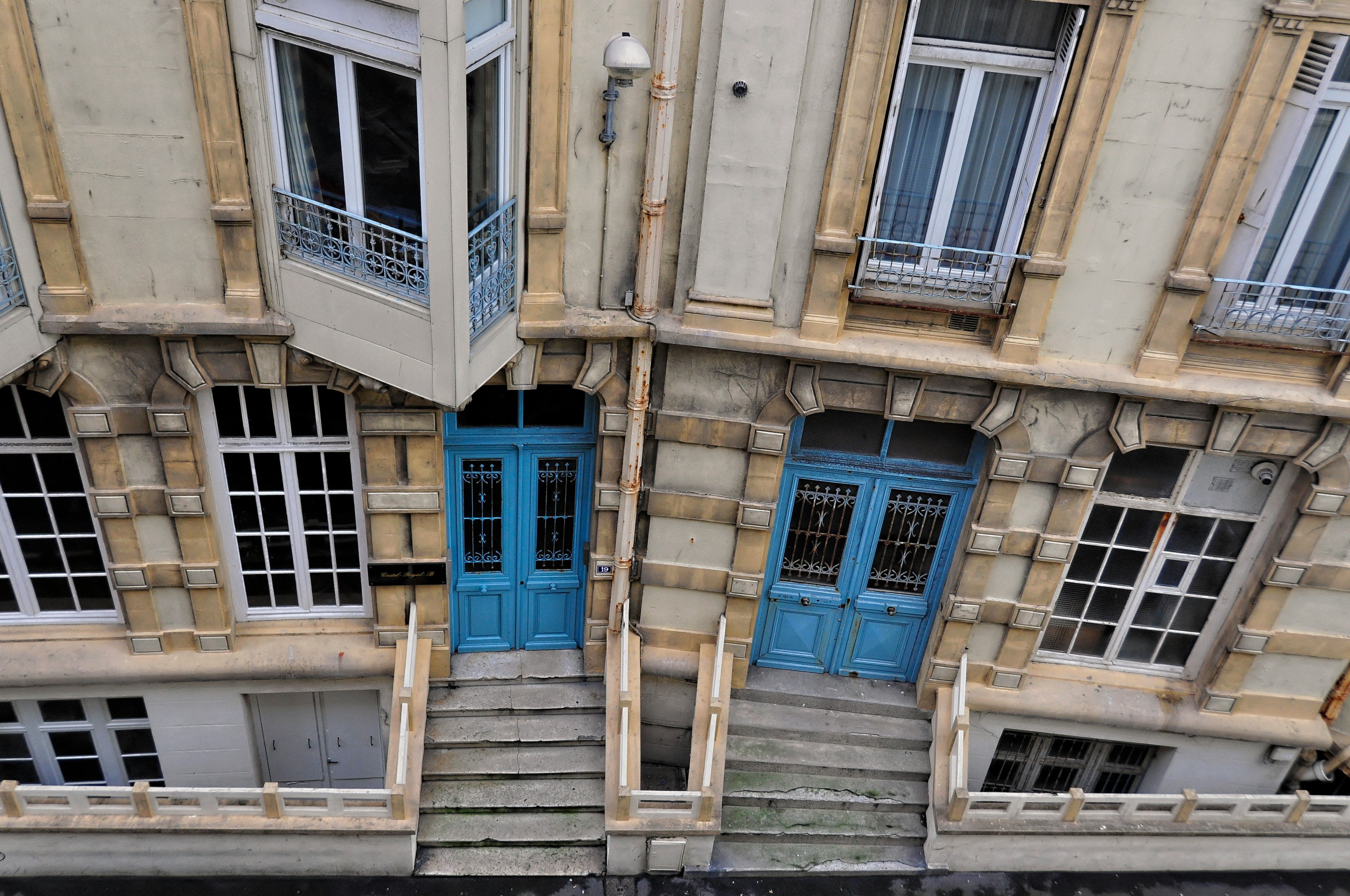 top view of beige, blue, and brown concrete building at daytime